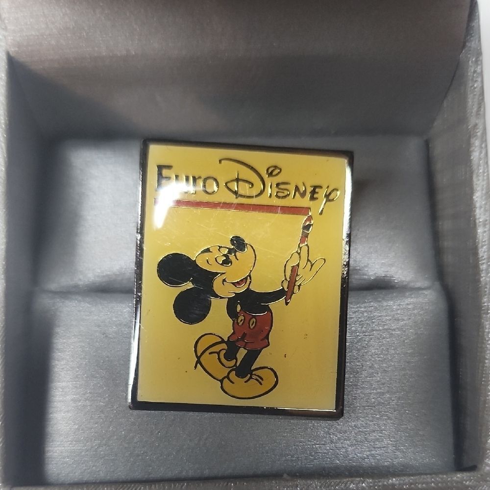 Euro Disney Mickey Mouse Pin - Picture 1 of 2
